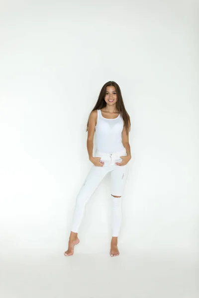 Attraktiv ung kvinna i blank vit linne. Mock-up. — Stockfoto