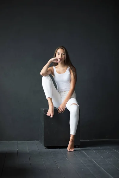 Aantrekkelijke jonge vrouw in lege witte tank-boven. Mock-up. — Stockfoto