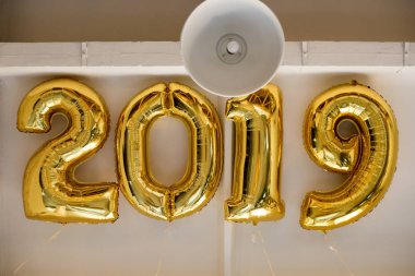 İşareti 2019 yeni yıl için altın balon beyaz tavan yaptı.