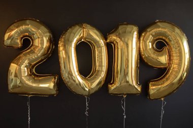 Siyah arka plan üzerine yeni yıl için altın balon işareti 2019 yapılan.