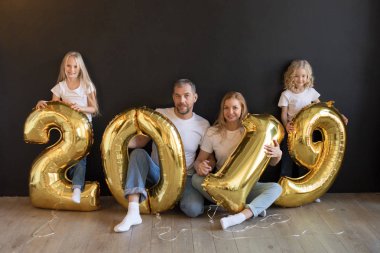 Mutlu aile işareti 2019 holding yeni yıl için altın balon siyah arka plan üzerine yapılan.