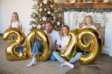 Yeni yıl için altın balon mutlu aile işareti 2019 holding yaptı.