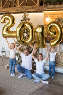Yeni yıl için altın balon mutlu aile işareti 2019 holding yaptı.
