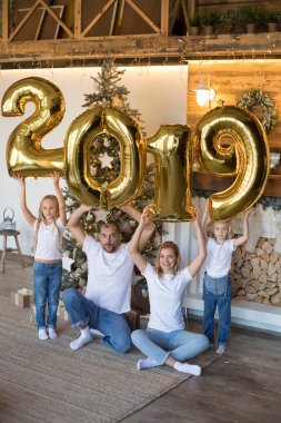 Yeni yıl için altın balon mutlu aile işareti 2019 holding yaptı.