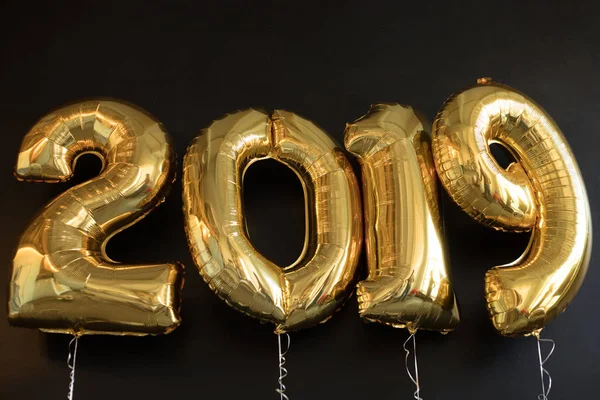 Teken 2019 gemaakt van gouden ballonnen voor Nieuwjaar op zwarte achtergrond. — Stockfoto