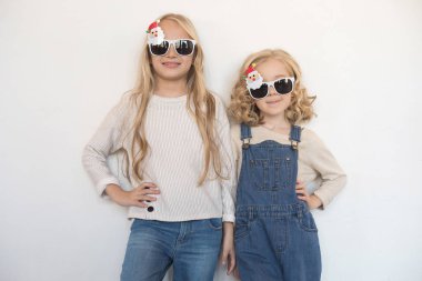 İki küçük kız Noel ağaçları şeklinde komik gözlük.