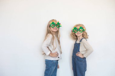 İki küçük kız Noel ağaçları şeklinde komik gözlük.