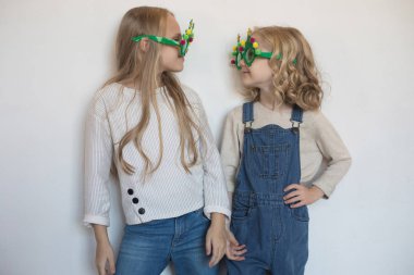 İki küçük kız Noel ağaçları şeklinde komik gözlük.