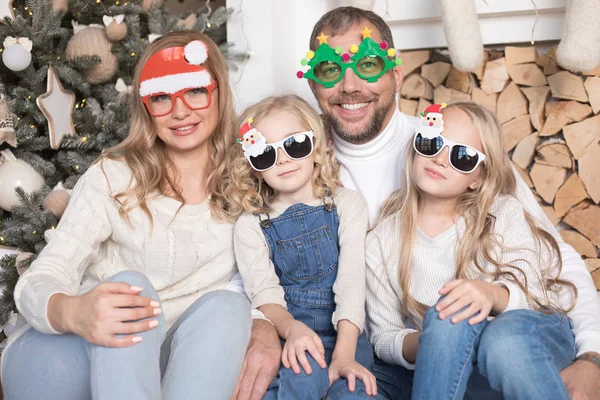 Joyeux Famille Assis Près Sapin Noël Dans Des Lunettes Drôles — Photo
