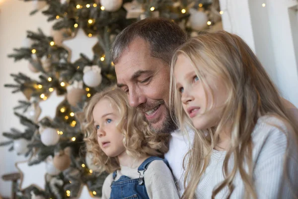 Papa Est Assis Avec Deux Filles Près Sapin Noël Nouvel — Photo