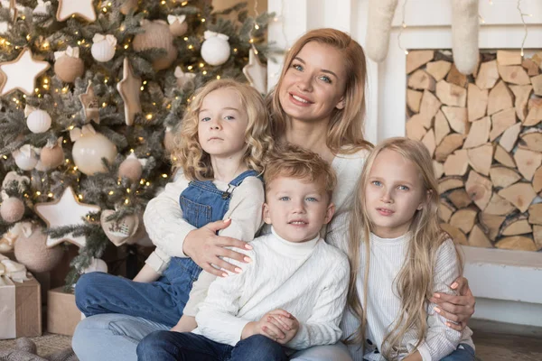 Maman Avec Des Enfants Assis Près Sapin Noël Nouvel — Photo