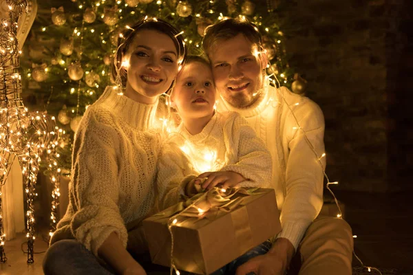 Joyeux Famille Enveloppé Dans Une Guirlande Trouve Près Arbre Noël — Photo