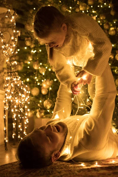 Dad and daughter fool around the Christmas tree. — Stock Photo, Image