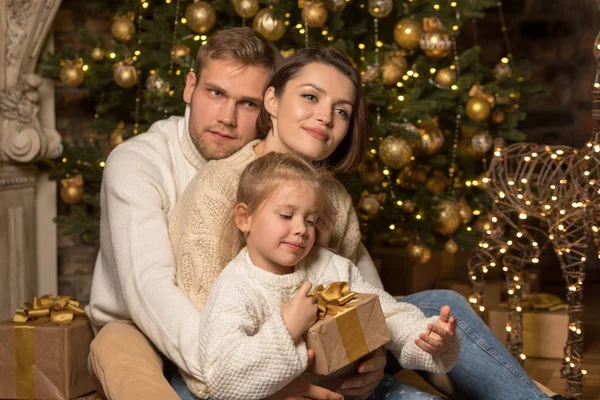 Joyeux famille est assis près d'un arbre de Noël. Nouvel an . — Photo
