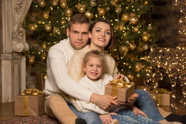 Joyeux famille est assis près d'un arbre de Noël. Nouvel an . — Photo