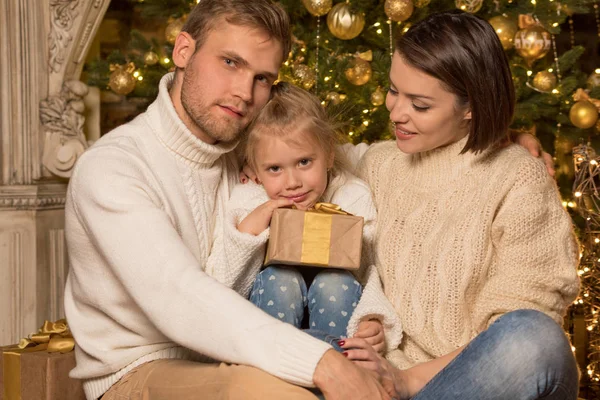 Joyeux famille est assis près d'un arbre de Noël. Nouvel an . — Photo