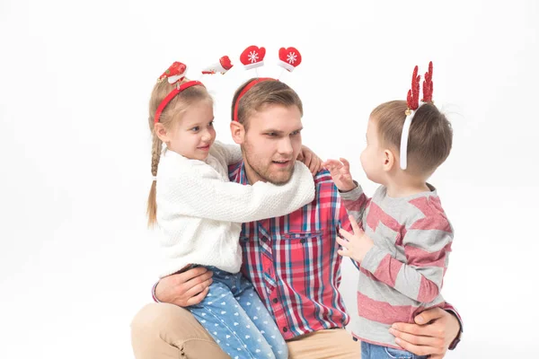 Otce s dětmi v vtipné vánoční čelenky na bílém pozadí. — Stock fotografie