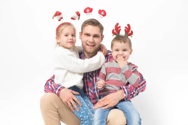 Père avec des enfants dans les bandeaux de Noël drôles sur fond blanc . — Photo