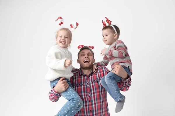 Отец Держит Детей Руках Белом Фоне Счастливая Семья Смешных Рождественских — стоковое фото