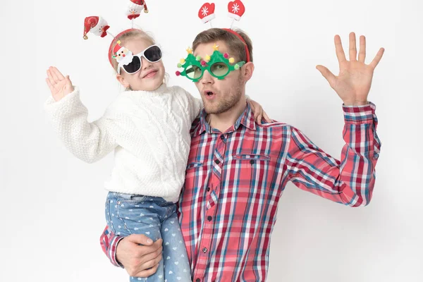 Père et fille dans des accessoires de Noël drôles sur un fond blanc . — Photo