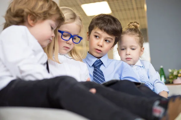 Niños pequeños en reuniones de negocios trabajando y compartiendo ideas en la oficina . —  Fotos de Stock