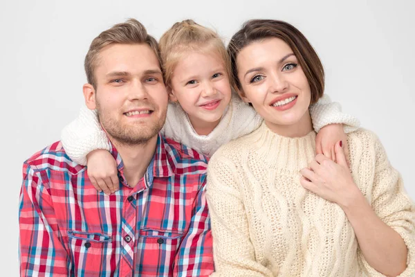 Lycklig familj av tre kramas på vit bakgrund. — Stockfoto