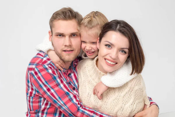 Lycklig familj av tre kramas på vit bakgrund. — Stockfoto