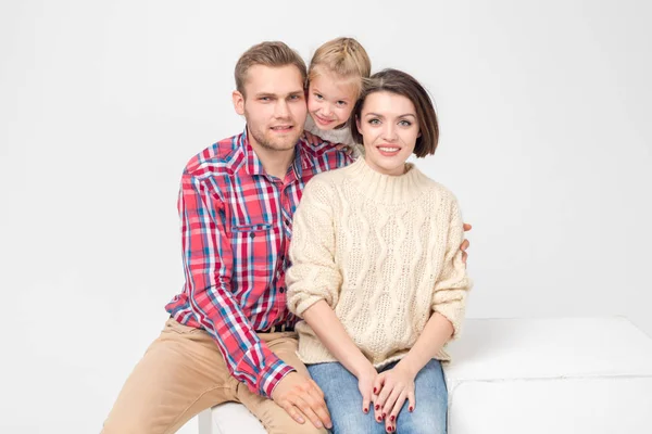 Lycklig familj av tre kramas på vit bakgrund. — Stockfoto