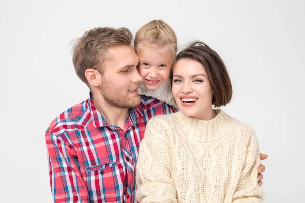 Lycklig familj av tre kramas på vit bakgrund. — Stockfoto