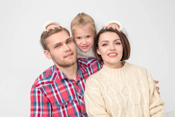 Boldog család három átölelve a fehér háttér. — Stock Fotó