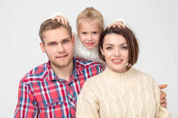 Lycklig familj av tre kramas på vit bakgrund. — Stockfoto