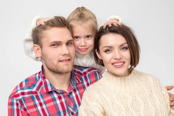 Lycklig familj av tre kramas på vit bakgrund. — Stockfoto