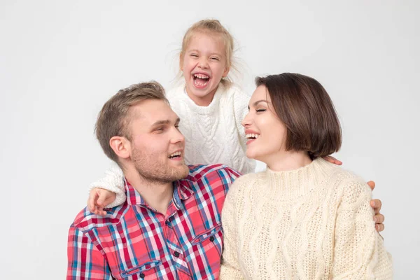 Lycklig familj av tre kramas på vit bakgrund. — Stockfoto