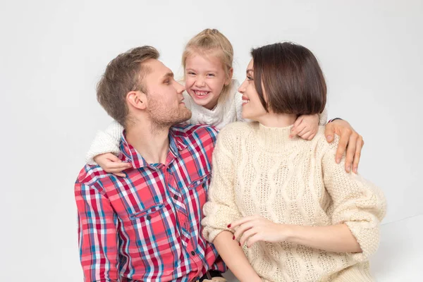 Lycklig familj av tre kramas på vit bakgrund. — Stockfoto