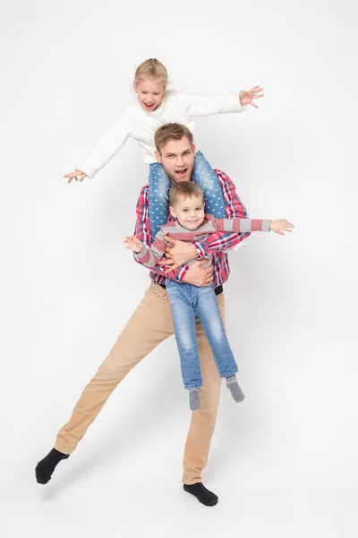 Les enfants s'amusent avec leur père . — Photo