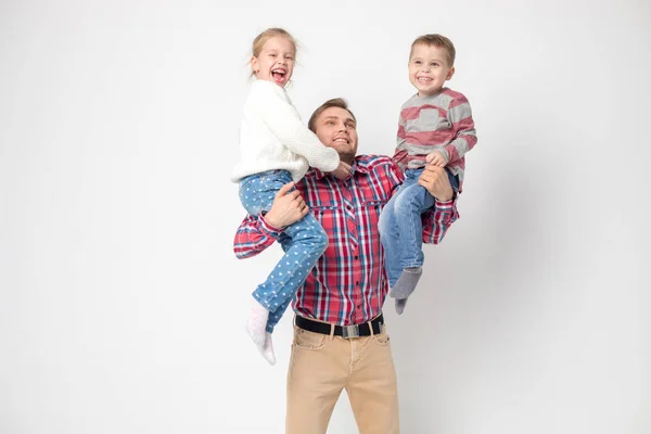 Père avec des enfants s'amusant sur un fond blanc. Père tient fille et fils . — Photo