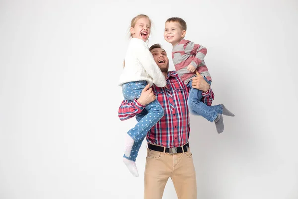 Père avec des enfants s'amusant sur un fond blanc. Père tient fille et fils . — Photo