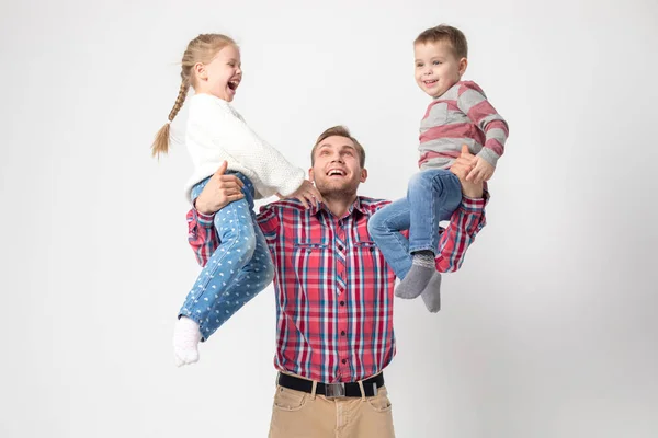 Père avec des enfants s'amusant sur un fond blanc. Père tient fille et fils . — Photo