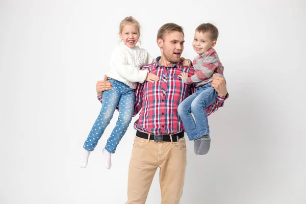 Père avec des enfants s'amusant sur un fond blanc. Père tient fille et fils . — Photo