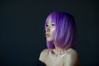 Studio, moda makyaj ve parlak saç ile güzel seksi kız portresi poz renkli parlak ışıklar kadında.