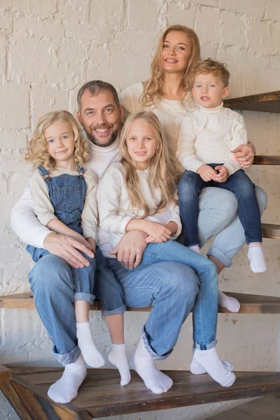 Zittend op de trap thuis en gelukkige familie. — Stockfoto