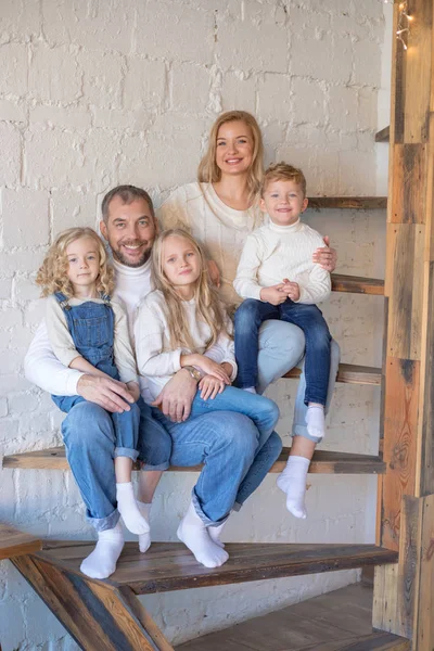 Zittend op de trap thuis en gelukkige familie. — Stockfoto