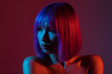 Studio poz renkli parlak ışıklar kadında.