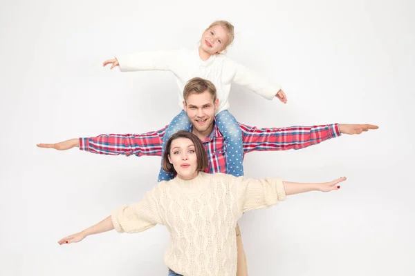 Lycklig familj av tre ha kul och stående på vit bakgrund. — Stockfoto