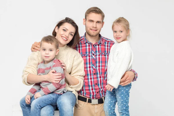 Glad familj av fyra på vit bakgrund. — Stockfoto