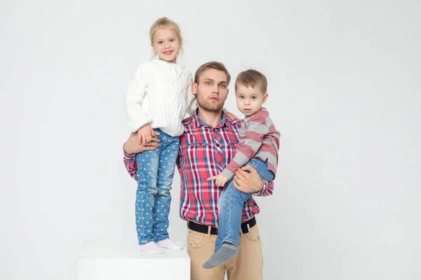 Père tient deux enfants dans ses bras . — Photo