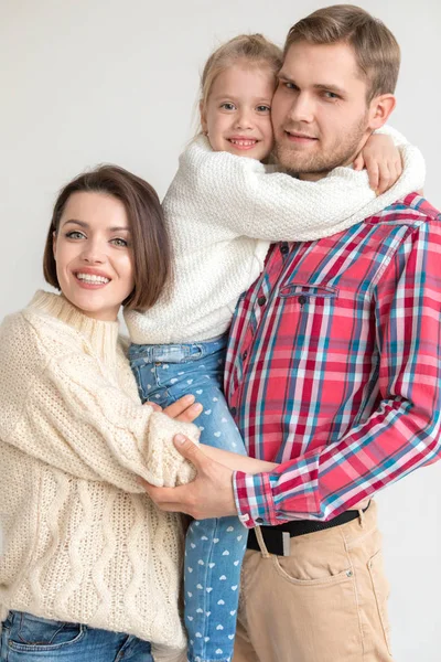 Familia alegre de tres sobre fondo blanco . — Foto de Stock