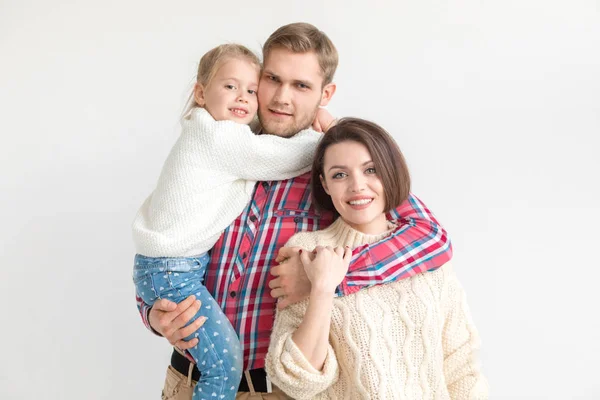 Famille joyeuse de trois personnes sur fond blanc . — Photo