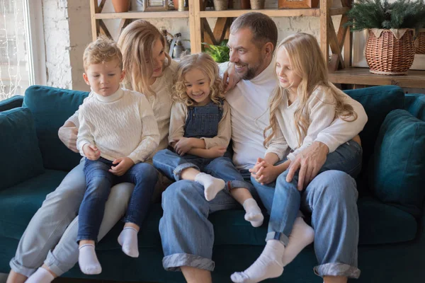 Lycklig familj sitter i soffan och ha kul. — Stockfoto