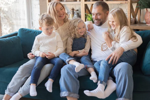 Mutlu aile kanepede oturan ve having fun.